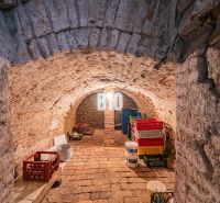 Bývanie alebo podnikanie priamo pod HRADOM? - Pivnica v rodinnom dome so kamennými múrmi a tehlovou podlahou, plná vybavenia.