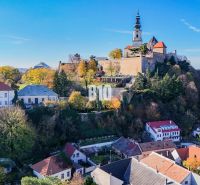 Bývanie alebo podnikanie priamo pod HRADOM? - Hrad v Nitre obklopený domami a bohatou zeleňou počas dňa.