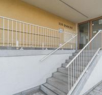 Bývanie ako z katalógu – Dizajnový 3-izbový byt s terasou a parkovaním - Vchod do 3-izbového bytu na Bajkalskej ulici v Bratislave, Ružinove so schodiskom.