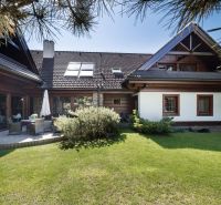 PREDANÉ !!!!Na predaj penzión – Nová Lesná, Vysoké Tatry O600BD - Záhrada pri hoteloch a penziónoch v Novej Lesnej s terasou a zeleným trávnikom.