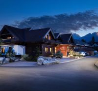 PREDANÉ !!!!Na predaj penzión – Nová Lesná, Vysoké Tatry O600BD - Horská chata večer v Hoteloch a penziónoch v Novej Lesnej obklopená zeleňou a horami.