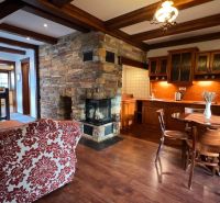PREDANÉ !!!!Na predaj penzión – Nová Lesná, Vysoké Tatry O600BD - Interiér Hotely a penzióny s kamenným krbom, kuchynským stolom a podlahou s dreveným dekorom.