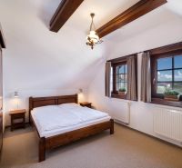PREDANÉ !!!!Na predaj penzión – Nová Lesná, Vysoké Tatry O600BD - Izba s dreveným nábytkom a svetlou posteľou, Hotely a penzióny.