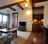 PREDANÉ !!!!Na predaj penzión – Nová Lesná, Vysoké Tatry O600BD - Obývacia miestnosť s podlahou s dreveným dekorom a pohodlným nábytkom v Hoteloch a penziónoch.