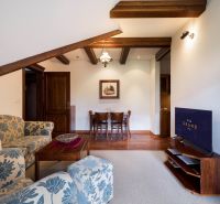 PREDANÉ !!!!Na predaj penzión – Nová Lesná, Vysoké Tatry O600BD - Hotelové a penziónové apartmány s podlahou s dreveným dekorom a pohodlným sedením.