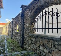 Meštiansky dom v centre Banskej Bystrice a parkovaním pre 24 áut D135Z - Kamenný múr a železné mreže na ulici Dolná v Banskej Bystrici.
