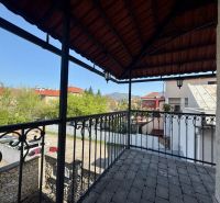 Meštiansky dom v centre Banskej Bystrice a parkovaním pre 24 áut D135Z - Pohľad z balkóna na strechy budov v Banskej Bystrici, okres Banská Bystrica.