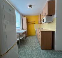 Na predaj 1-izbový byt s loggiou - Žiar nad Hronom, M. Chrasteka 1B718 - Kuchyňa s kuchynskou linkou, jedálenským sedením a spotrebičmi v 1-izbovom byte.