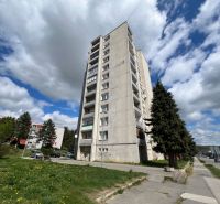 Na predaj 1-izbový byt s loggiou - Žiar nad Hronom, M. Chrasteka 1B718 - Panelák na ulici M. Chrásteka v Žiari nad Hronom, obloha je čiastočne zamračená.