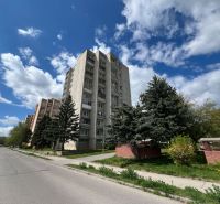 Na predaj 1-izbový byt s loggiou - Žiar nad Hronom, M. Chrasteka 1B718 - Bytové domy na M. Chrásteka, Žiar nad Hronom, obkolesené zeleňou a modrou oblohou.
