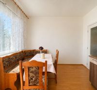 Na prenájom kompletne zariadený 1-izbový byt - Slovenská Ľupča, Príboj - Jedálenská časť s rohovou lavicou, stolom, stoličkou a podlahou s dreveným dekorom.