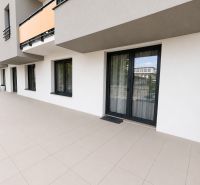 Na prenájom 2-izbový byt  -Skuteckého ulici, Banská Bystrica N2B188ZL - Exteriér moderného bytového domu na Skuteckého ulici, Banská Bystrica, okres Banská Bystrica.