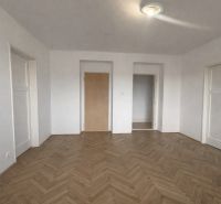 Na predaj 3-izbový byt s loggiou – Žiar nad Hronom, ul. D. Hrdinov - Interiér 2-izbového bytu s bielymi stenami a podlahou s dreveným dekorom.