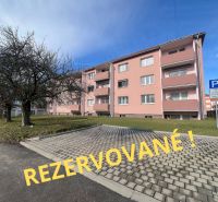 Na predaj 3-izbový byt s loggiou – Žiar nad Hronom, ul. D. Hrdinov - Bytový dom na ulici Dukelských hrdinov v Žiari nad Hronom. Rezervované parkovacie miesto.