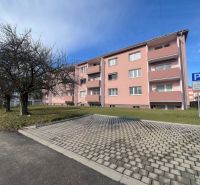Na predaj 3-izbový byt s loggiou – Žiar nad Hronom, ul. D. Hrdinov - Bytový dom so stromami a parkoviskom na ulici Dukelských hrdinov, Žiar nad Hronom.