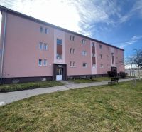 Na predaj 3-izbový byt s loggiou – Žiar nad Hronom, ul. D. Hrdinov - Bytový dom na ulici Dukelských hrdinov v Žiari nad Hronom, okres Žiar nad Hronom.