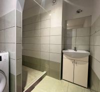Na predaj 3-izbový byt s loggiou – Žiar nad Hronom, ul. D. Hrdinov - Kúpeľňa v 2-izbovom byte s umývadlom, sprchovým kútom a práčkou.
