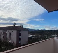 Na predaj 3-izbový byt s loggiou – Žiar nad Hronom, ul. D. Hrdinov - Výhľad z 2-izbového bytu na Dukelských hrdinov, Žiar nad Hronom, okres Žiar nad Hronom.