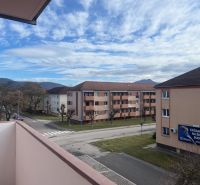 Na predaj 3-izbový byt s loggiou – Žiar nad Hronom, ul. D. Hrdinov - Výhľad z 2-izbového bytu na ulici Dukelských hrdinov, Žiar nad Hronom, Slovensko.