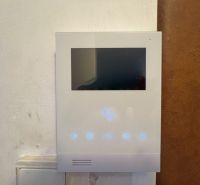 Na predaj 3-izbový byt s loggiou – Žiar nad Hronom, ul. D. Hrdinov - Interiérový dotykový panel s displejom, pravdepodobne pre videovrátnik v 2-izbovom byte.