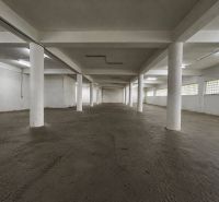 Na  prenájom vykurovaný sklad s nakladacou rampou, 540 m² - Zvolen - Priestranný interiér s betónovou podlahou a bielymi stĺpmi v skladoch a halách.