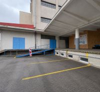Na  prenájom vykurovaný sklad s nakladacou rampou, 540 m² - Zvolen - Exteriér budovy v Zlatom Potoku, Zvolen s rampou v areáli skladov a hál.