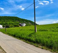Priestranný stavebný pozemok 2 441 m² vo Finticiach - Kopcovitá krajina pri Finticiach s pozemkami na bývanie a vidiekom v pozadí.