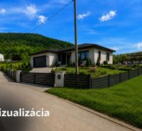 Priestranný stavebný pozemok 2 441 m² vo Finticiach - Rodinný dom s upraveným pozemkom na bývanie vo Finticiach obklopený zeleňou a horami.