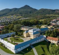 Priestranný stavebný pozemok 2 441 m² vo Finticiach - Historická budova s nádvorím v prostredí Fintíc, pozemky - bývanie, lemované prírodou.