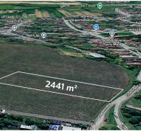 Priestranný stavebný pozemok 2 441 m² vo Finticiach - Pozemky - bývanie v Finticiach, veľkosť 2441 m², viditeľné miestne orientačné body.