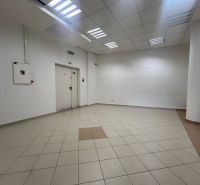 Obchodný priestor na prenájom 79 m² - Banská Bystrica NO718ZL - Prázdne obchodné priestory s dlaždicovou podlahou, biele steny, stropné osvetlenie.