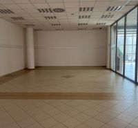 Obchodný priestor na prenájom 79 m² - Banská Bystrica NO718ZL - Prázdne obchodné priestory s veľkými oknami a dlažbou, ideálne pre vaše podnikanie.