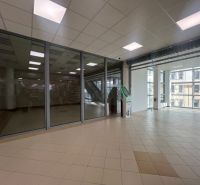 Obchodný priestor na prenájom 79 m² - Banská Bystrica NO718ZL - Presklené obchodné priestory s dlažbou a bankomatom, interiér s veľkými oknami.