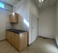 Obchodný priestor na prenájom 79 m² - Banská Bystrica NO718ZL - Malá kuchynka s drezom a skrinkami v obchodných priestoroch.