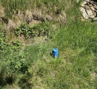 PREDAJ: Záhradná chatka s pozemkom Žilina - Budatín (MO) - Modrá kanva na zelenej tráve pri chate v Budatíne, ulica Budatín.