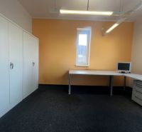 Prenájom skladové priestory s kanceláriami od 200 m² – Banská Bystrica - Kancelária s nábytkom, počítačom a skriňami na svetlej podlahe.