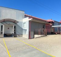 Prenájom skladové priestory s kanceláriami od 200 m² – Banská Bystrica - Výrobné priestory v Kremničke, Banskej Bystrici s prístupovou rampou a dlažbou.