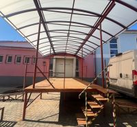 Prenájom skladové priestory s kanceláriami od 200 m² – Banská Bystrica - Nakladacia rampa s kovovou strechou v Kremničke, Banská Bystrica, výrobné priestory.