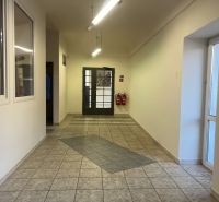 Prenájom skladové priestory s kanceláriami od 200 m² – Banská Bystrica - Chodba vo výrobných priestoroch s keramickou dlažbou a dvojkrídlovými dverami.