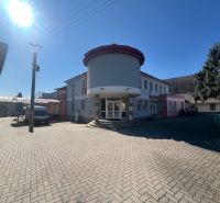 Prenájom skladové priestory s kanceláriami od 200 m² – Banská Bystrica - Výrobné priestory v Kremničke, Banskej Bystrici obklopené dlaždeným nádvorím a stromami.