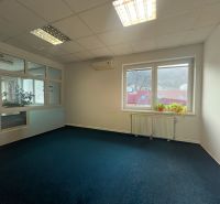 Prenájom skladové priestory s kanceláriami od 200 m² – Banská Bystrica - Kancelária s modrým kobercom a oknom, výrobné priestory.