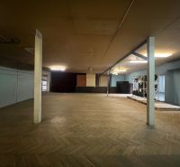 Prenájom skladové priestory s kanceláriami od 200 m² – Banská Bystrica - Výrobné priestory s podlahou s dreveným dekorom a osvetlením.