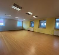 Prenájom skladové priestory s kanceláriami od 200 m² – Banská Bystrica - Interiér výrobného priestoru s veľkými oknami, žltými stenami a podlahou s dreveným dekorom.