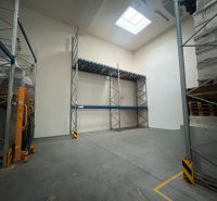 Sklad + kancelárie 1349 m² logistický objekt s rampami -Banská Bystria - Sklady a haly s vysokými regálmi a strešným oknom, betónová podlaha.