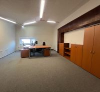 Sklad + kancelárie 1349 m² logistický objekt s rampami -Banská Bystria - Interiér so stolom a skriňami v priestoroch skladov a hál.