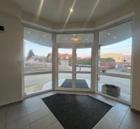 Sklad + kancelárie 1349 m² logistický objekt s rampami -Banská Bystria - Presklené vstupné dvere s rohožkou a vonkajším výhľadom, výrobné priestory.