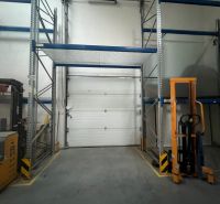 Sklad + kancelárie 1349 m² logistický objekt s rampami -Banská Bystria - Sklady a haly s regálmi, vysokozdvižným vozíkom a zatvorenou garážovou bránou.