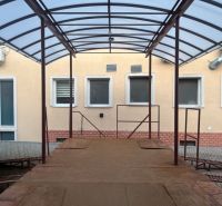 Sklad + kancelárie 1349 m² logistický objekt s rampami -Banská Bystria - Prístrešok s kovovou konštrukciou pri budove v Banskej Bystrici, sklady a haly.