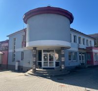Sklad + kancelárie 1349 m² logistický objekt s rampami -Banská Bystria - Budova s oblúkovým vchodom v Kremničke, Banská Bystrica, slúžiacu pre sklady a haly.