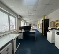 Sklad + kancelárie 1349 m² logistický objekt s rampami -Banská Bystria - Kancelársky priestor s kobercom, stolmi, monitormi a kopírkami.
